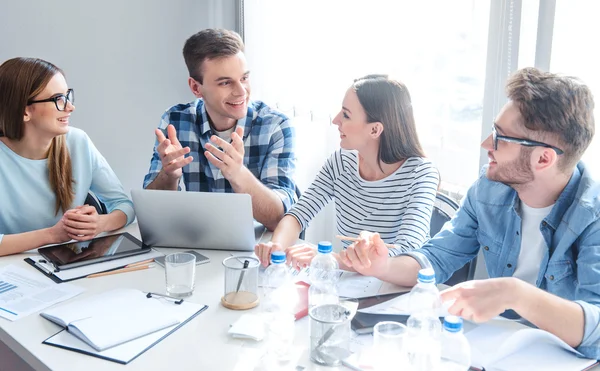 Team positivo al lavoro sul progetto — Foto Stock