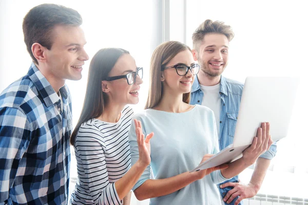 Agradables colegas hablando a través de Internet — Foto de Stock