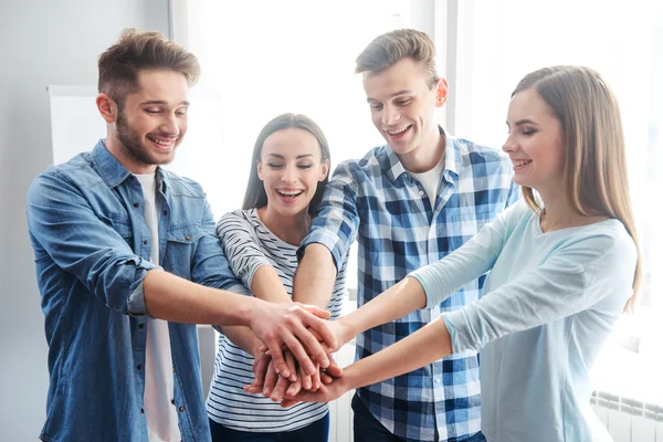 Agradables colegas tomados de la mano el uno al otro — Foto de Stock