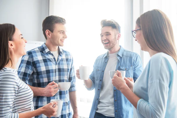 Fröhliche Freunde beim Kaffeetrinken — Stockfoto