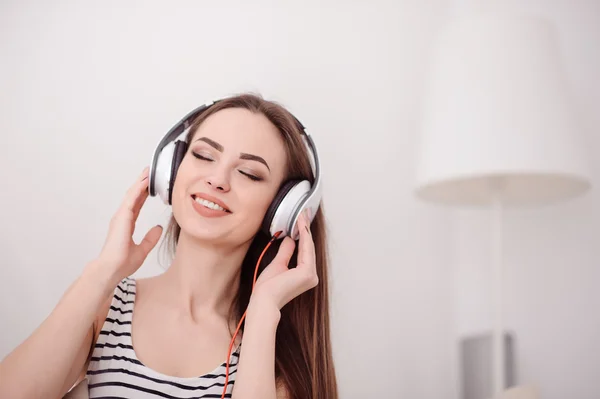 Innehåll trevlig tjej lyssnar på musik — Stockfoto