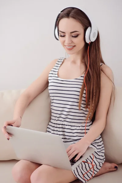 Chica encantadora usando el ordenador portátil — Foto de Stock