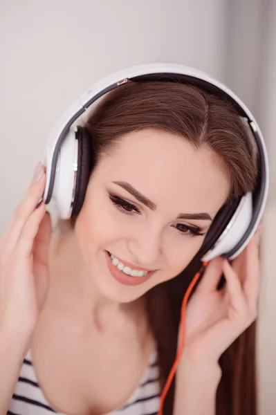 Chica alegre agradable escuchando música — Foto de Stock