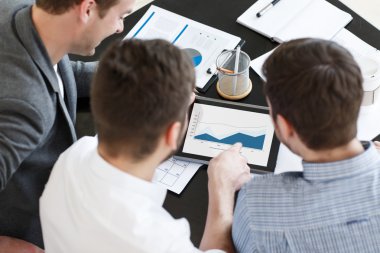 Pozitif meslektaşları proje tartışıyor