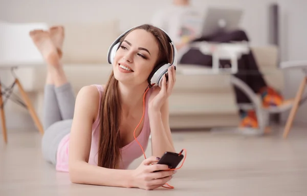 Agradable chica escuchando música — Foto de Stock
