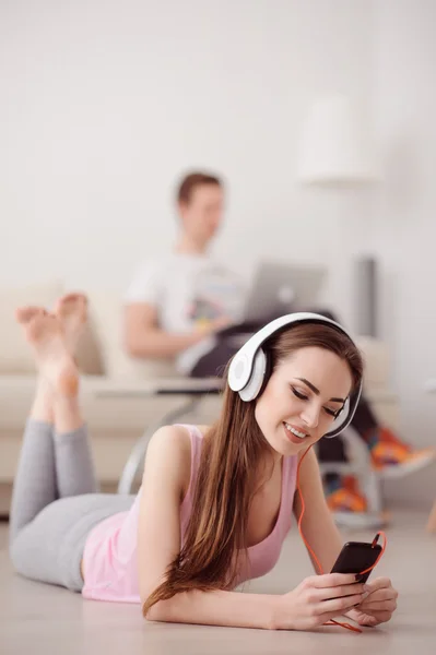 Chica encantada escuchando música — Foto de Stock