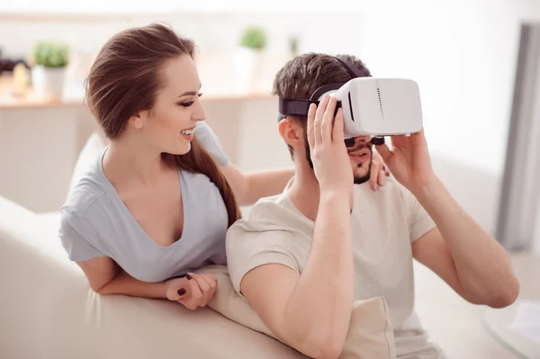 Bonita pareja usando dispositivo de realidad virtual — Foto de Stock