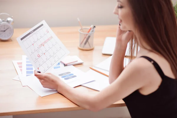 Девушка планирует. Тайм-менеджмент. Сейчас девочка планирует собрать все файлы. Планирование. Девушка с ежедневником.