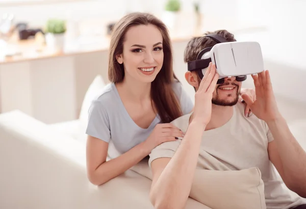 Casal positivo usando dispositivo de realidade virtual — Fotografia de Stock