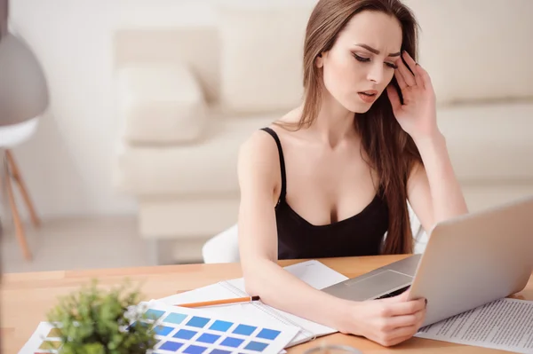 Geschäftiges Mädchen arbeitet am Tisch — Stockfoto