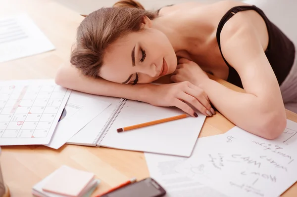 Mujer agradable durmiendo en la mesa —  Fotos de Stock