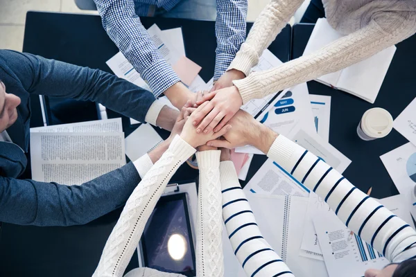 Equipo alegre discutiendo el proyecto — Foto de Stock