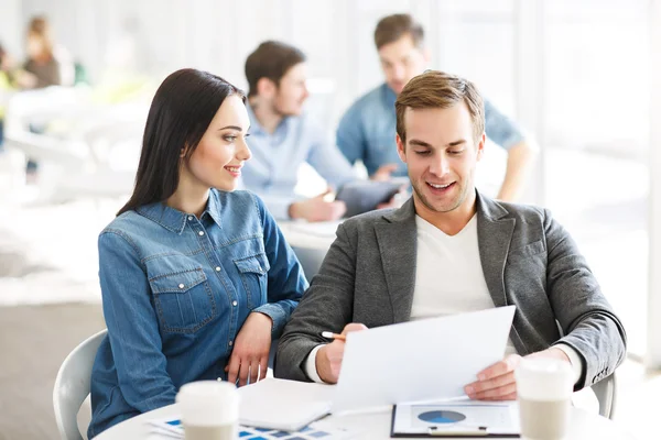 Kollegen diskutieren Projekt — Stockfoto