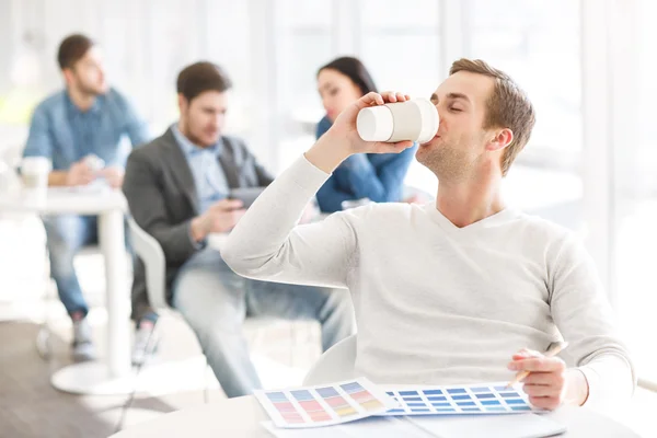 Knappe man drinken koffie — Stockfoto