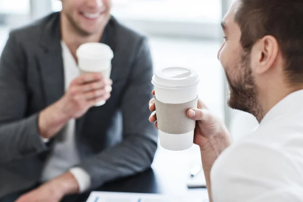 Colegas alegres bebendo café — Fotografia de Stock