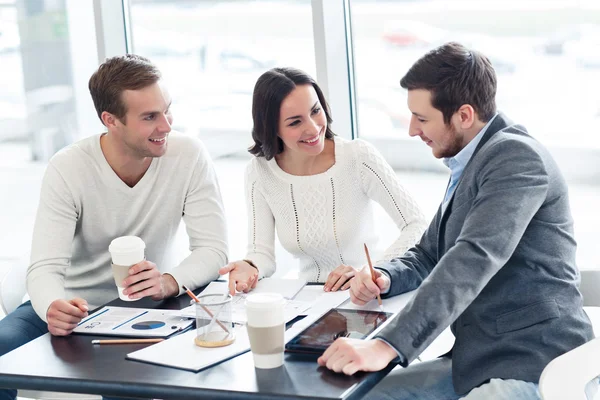 Cheerful colleagues discussing project — Stock Photo, Image