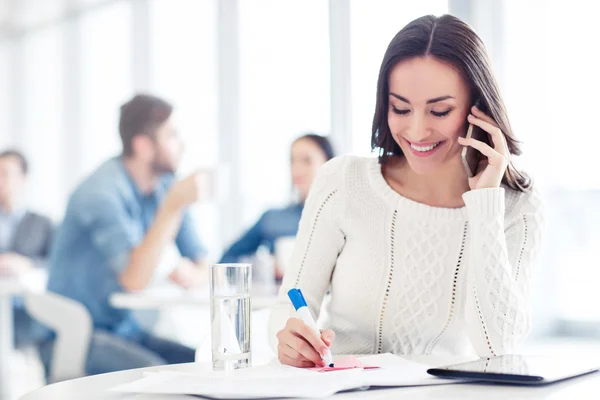 Positive Frau telefoniert mit dem Handy — Stockfoto