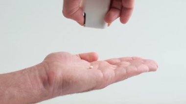 Hastaya ilaç vererek.