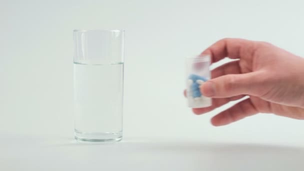 Hier gehst du hin, nimm deine Tabletten. — Stockvideo