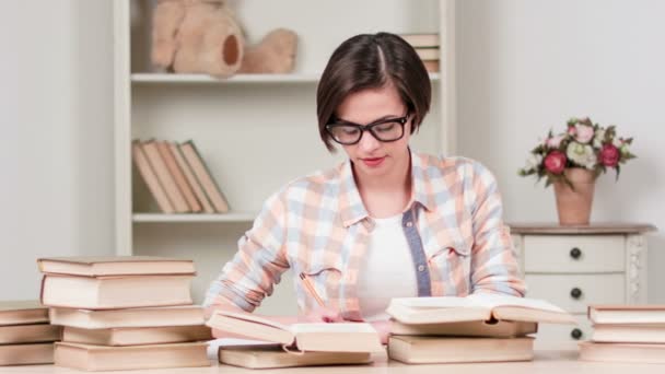 Estudiar mucho antes del examen . — Vídeos de Stock