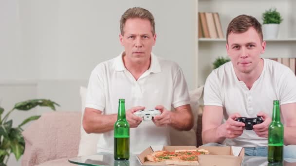 Vater und Sohn spielen Videospiele — Stockvideo