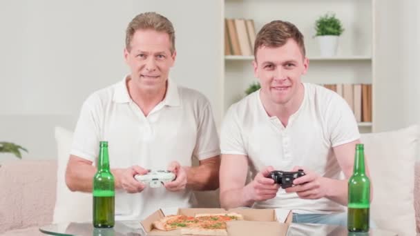 Vater und Sohn spielen Videospiele — Stockvideo