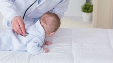 Profesyonel doktor todler incelenmesi