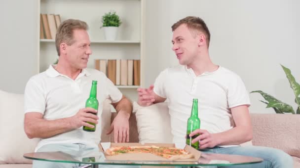 Fröhlicher Vater und Sohn trinken Bier — Stockvideo