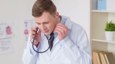 Pozitif yakışıklı doktor giyen stetoskop