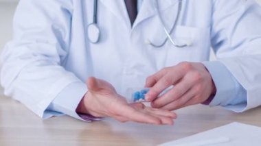 Hapları vermeye profesyonel doktor