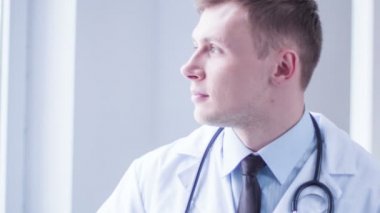 Pozitif doktor gülümseyen