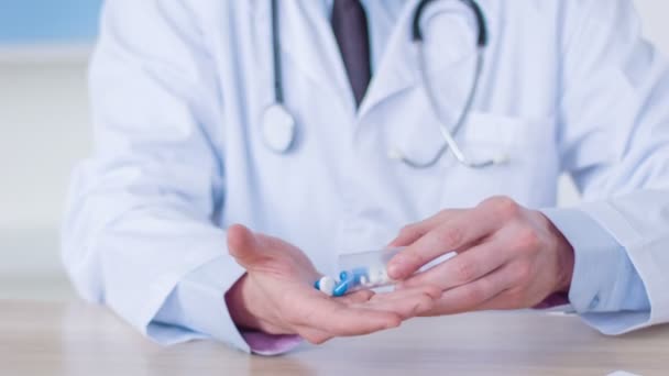 Профессиональный врач дает таблетки — стоковое видео