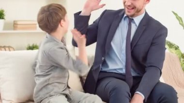 Mutlu baba ve oğul kanepede oturan