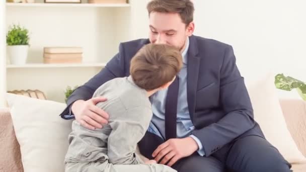 Positieve vader en zoon zittend op de Bank — Stockvideo