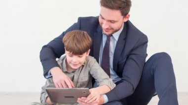 Olumlu baba ve oğul tablet kullanma