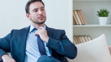 Kanepede oturan ciddi iş adamı