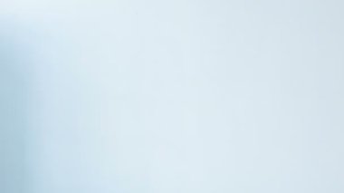 Neşeli Adam Zıplıyor  