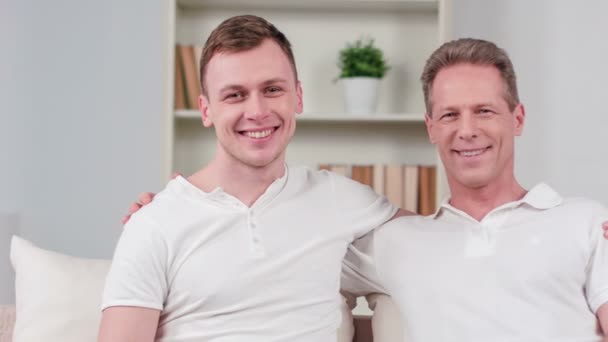 Positiver Vater und sein Sohn umarmen sich — Stockvideo