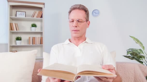 Hombre positivo sosteniendo un libro — Vídeos de Stock