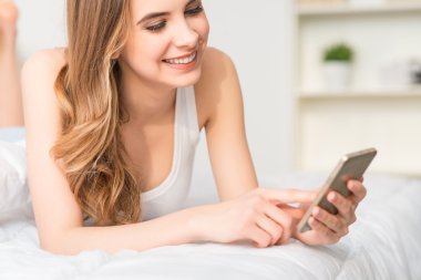 Akıllı telefon kullanan olumlu kız