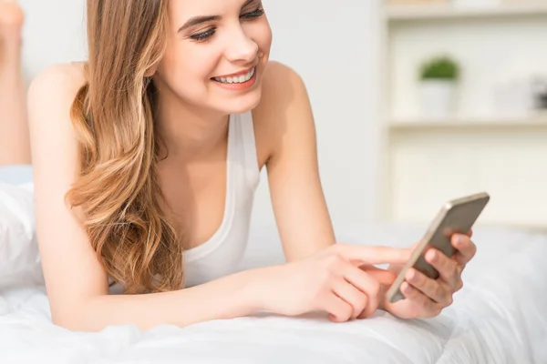 Ragazza positiva utilizzando smart phone — Foto Stock