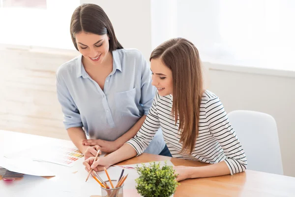 Fröhliches Mädchen, das an dem Projekt arbeitet — Stockfoto