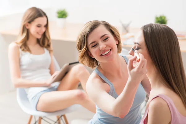 Chica alegre haciendo maquillaje —  Fotos de Stock