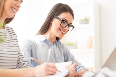 Masada oturan güzel kızlar