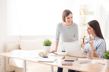 Güzel kız proje tartışıyor