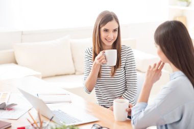 Masada dinlenen mutlu kızlar