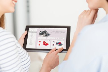 Güzel kız tablet kullanma
