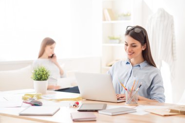 Dizüstü bilgisayarda çalışma neşeli kız