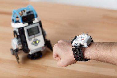 Hoş adam robot kullanarak