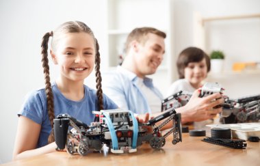 Lego ile oynayan pozitif çocuklar